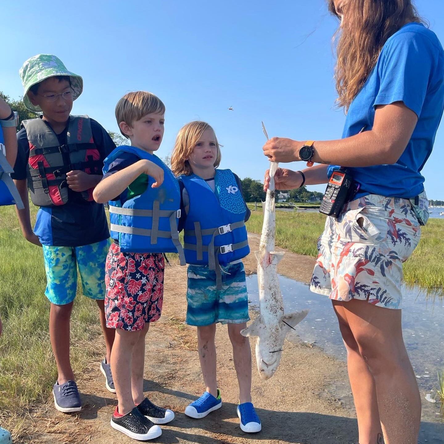 Marine Science_Bre with kids on shore363397961_864698105165279_5239537444142363468_n
